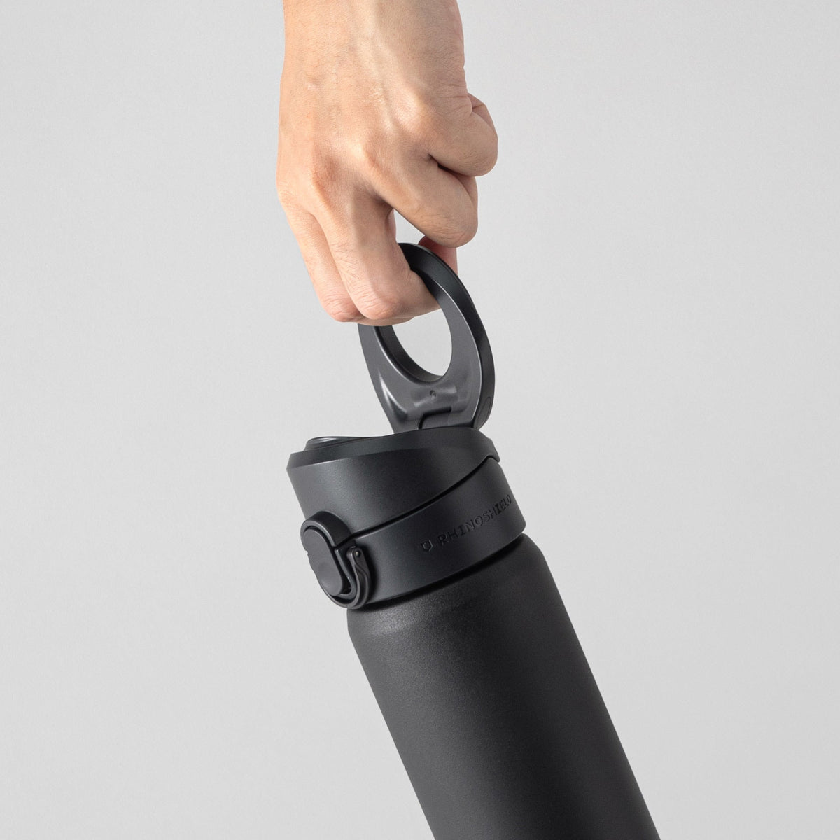Magnetic handle for carrying the bottle